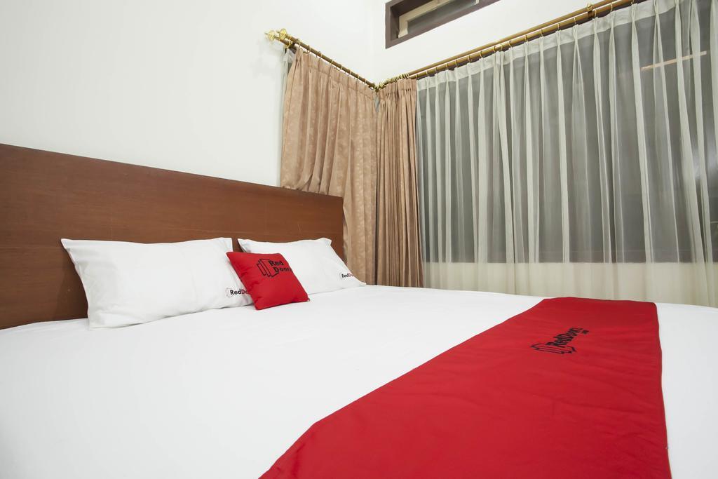 Hotel Reddoorz Near Balai Kota Surabaja Zewnętrze zdjęcie