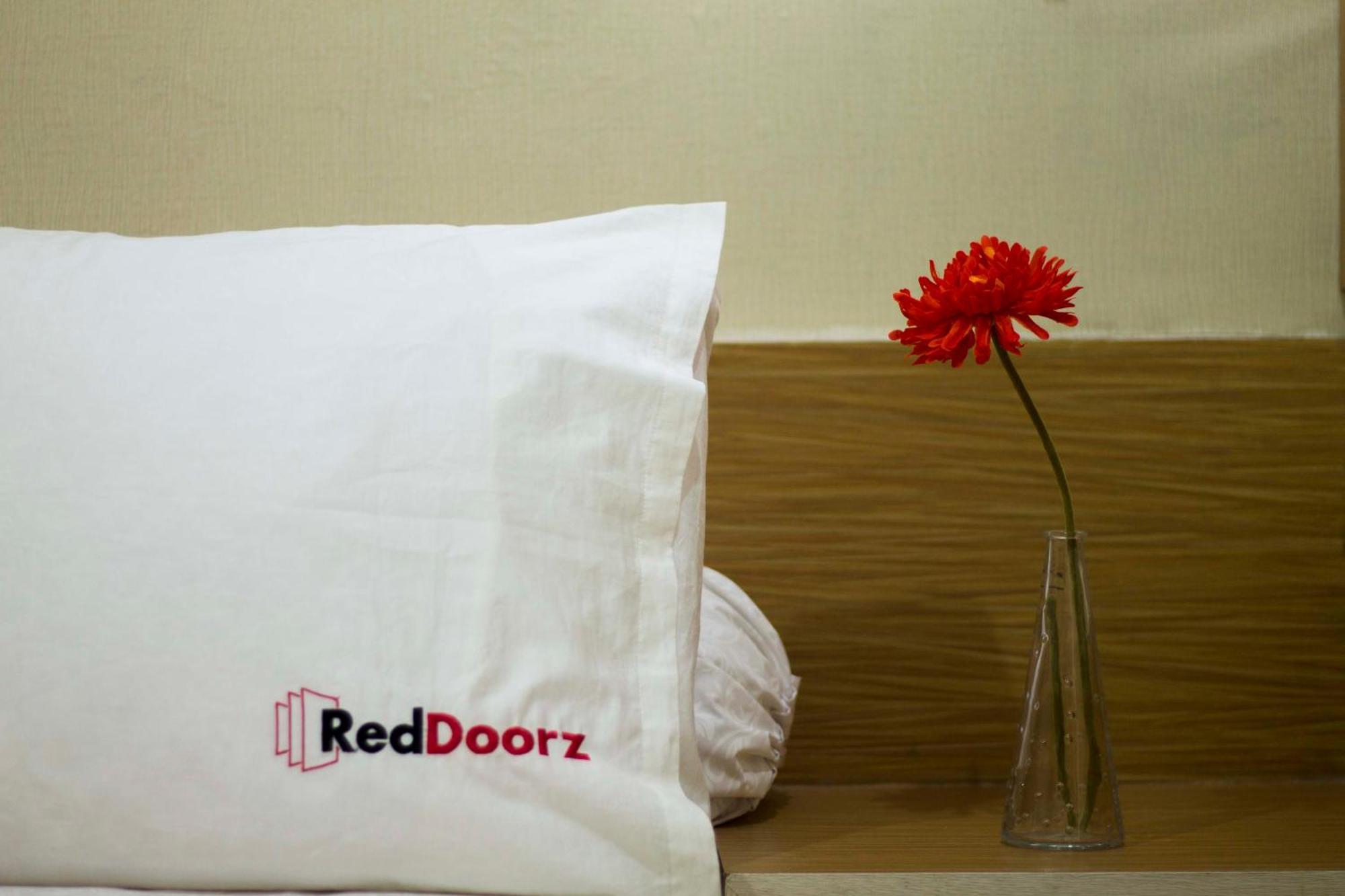 Hotel Reddoorz Near Balai Kota Surabaja Zewnętrze zdjęcie